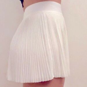 ❤️3/$25 Sale!❤️ White pleated skirt w shorts under. Size medium. Brand NOBO. New